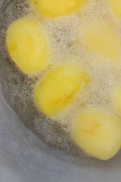 Altın Patatesler Kazanda Kaynar Yağda Kızartılır — Stok fotoğraf