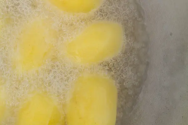Золотой Картофель Жарят Кипящем Масле Котле — стоковое фото