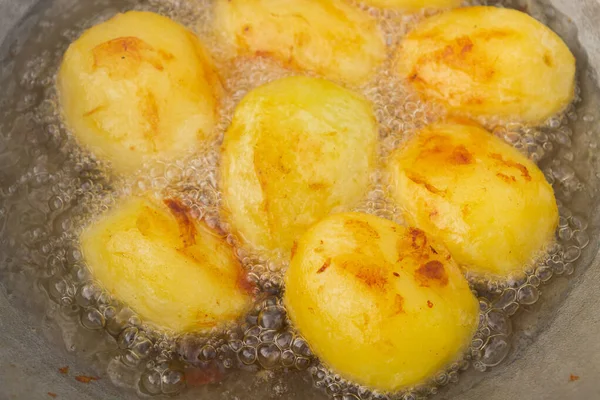 Las Papas Doradas Fríen Aceite Hirviendo Caldero — Foto de Stock