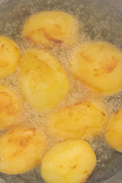 Las Papas Doradas Fríen Aceite Hirviendo Caldero — Foto de Stock