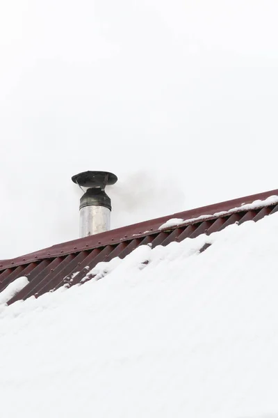 Der Schornstein Raucht Auf Dem Dach Des Hauses — Stockfoto