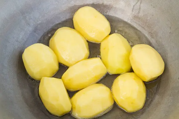 Złote Ziemniaki Smażone Wrzącym Oleju Kotle — Zdjęcie stockowe