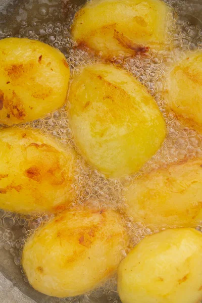 Złote Ziemniaki Smażone Wrzącym Oleju Kotle — Zdjęcie stockowe