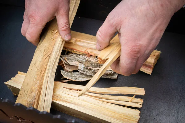 Trockenes Holz Grill Zum Entzünden Und Herstellen Von Kohlen — Stockfoto