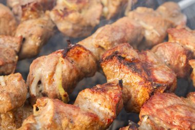 Şiş kebap ızgaradaki şişte domuz parçalarından yapılır.