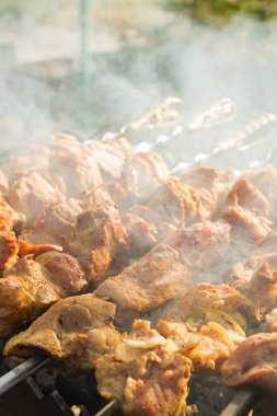 Şiş kebap ızgaradaki şişte domuz parçalarından yapılır.