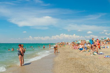 Kıyı köyü, Saki bölgesi, Kırım, 26 Ağustos 2020. Yazın Karadeniz sahillerinde güneşli havalarda gezginler...