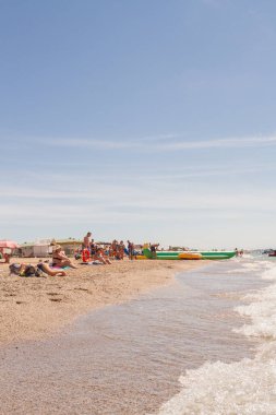 Kıyı köyü, Saki bölgesi, Kırım, 26 Ağustos 2020. Yazın Karadeniz sahillerinde güneşli havalarda gezginler...