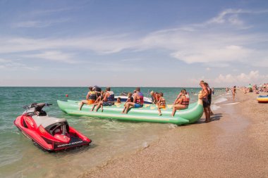 Kıyı köyü, Saki bölgesi, Kırım, 26 Ağustos 2020. Yazın Karadeniz sahillerinde güneşli havalarda gezginler...