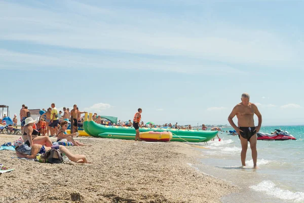 Küstenort Bezirk Saki Krim August 2020 Schwarzmeerstrand Sommer Mit Urlaubern Stockbild