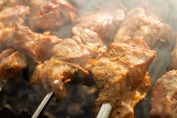 Shish Kebab Kawałków Wieprzowiny Jest Gotowane Szaszłykach Grillu — Zdjęcie stockowe