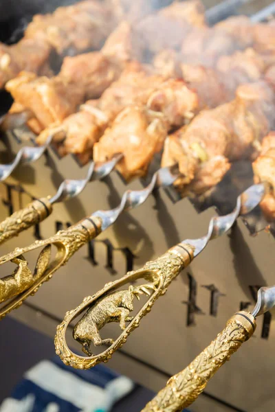 Shish Kebab Kawałków Wieprzowiny Jest Gotowane Szaszłykach Grillu — Zdjęcie stockowe