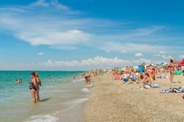 Kıyı köyü, Saki bölgesi, Kırım, 26 Ağustos 2020. Yazın Karadeniz sahillerinde güneşli havalarda gezginler...