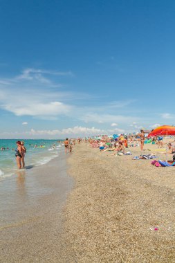 Kıyı köyü, Saki bölgesi, Kırım, 26 Ağustos 2020. Yazın Karadeniz sahillerinde güneşli havalarda gezginler...