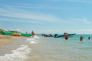 Kıyı köyü, Saki bölgesi, Kırım, 26 Ağustos 2020. Yazın Karadeniz sahillerinde güneşli havalarda gezginler...