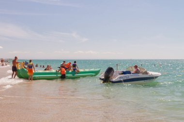 Kıyı köyü, Saki bölgesi, Kırım, 26 Ağustos 2020. Yazın Karadeniz sahillerinde güneşli havalarda gezginler...