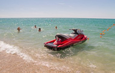 Kıyı köyü, Saki bölgesi, Kırım, 26 Ağustos 2020. Yazın Karadeniz sahillerinde güneşli havalarda gezginler...