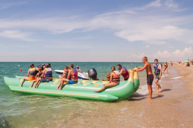 Kıyı köyü, Saki bölgesi, Kırım, 26 Ağustos 2020. Yazın Karadeniz sahillerinde güneşli havalarda gezginler...