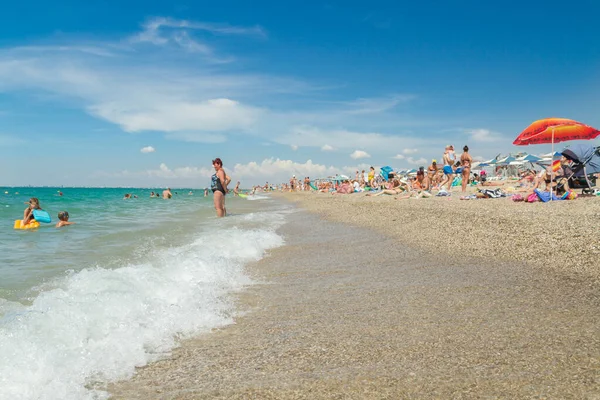 2020年8月26日クリミア半島のサキ地区沿岸部の村 晴れた日に休暇で夏の黒海のビーチ ロイヤリティフリーのストック写真