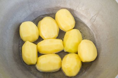 Altın patatesler kazanda kaynar yağda kızartılır.