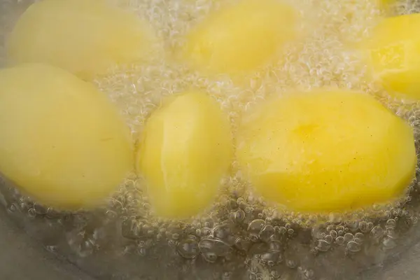 Batatas Ouro Fritam Óleo Fervente Caldeirão — Fotografia de Stock