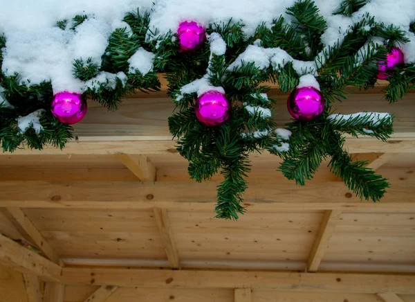 Holzkiste mit Weihnachtsschmuck dekoriert — Stockfoto