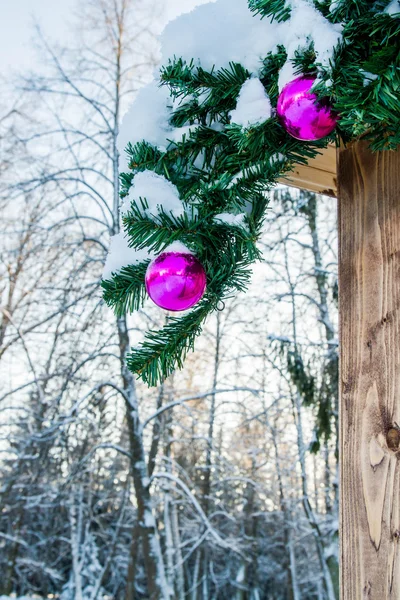 Caja de madera decorada con decoraciones navideñas —  Fotos de Stock