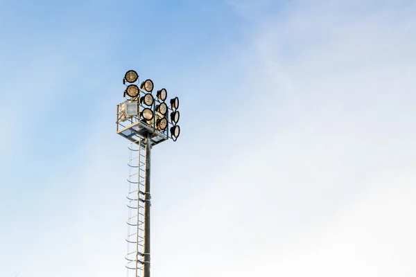 Reflektory pro osvětlování stadionu — Stock fotografie