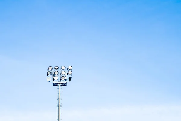 Reflektory do oświetlania stadionu — Zdjęcie stockowe