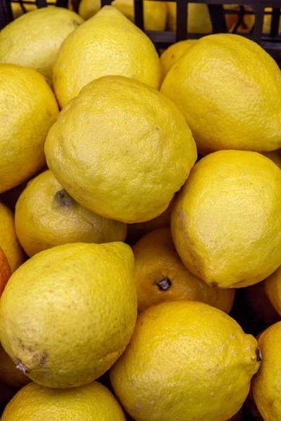 Лимони в супермаркеті — стокове фото