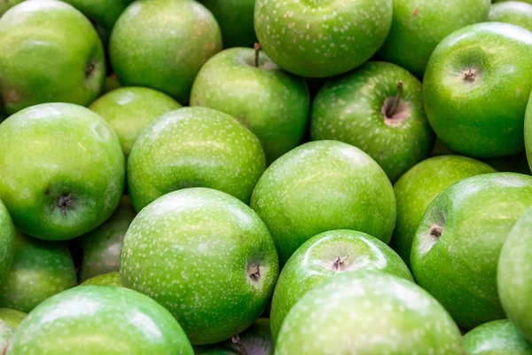 Яблука в супермаркеті — стокове фото