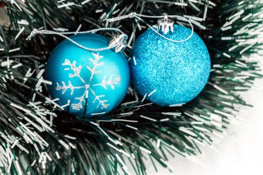 Noel oyuncaklar tinsel kar ile