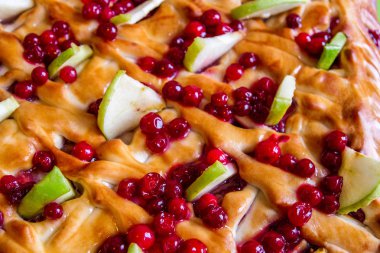 Pasta elma ve cranberries ile