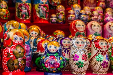 Ruslar renkli ahşap matryoshka bebekler