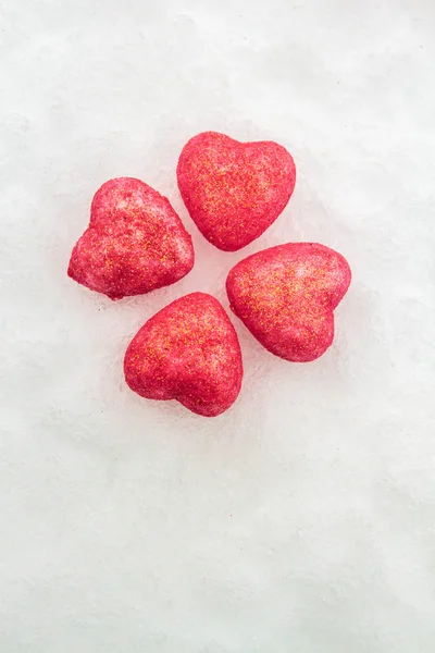 Corações cor de rosa na neve — Fotografia de Stock