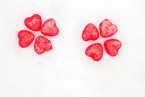 Corações cor de rosa na neve — Fotografia de Stock