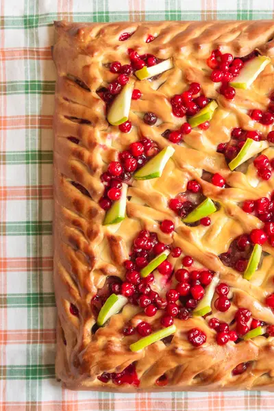 Pie with apples and cranberries — Stock Photo, Image