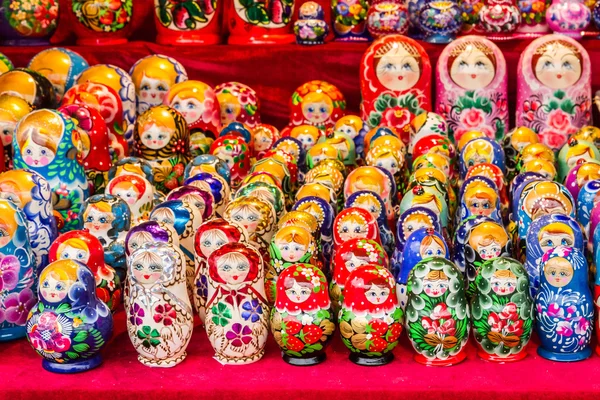 Los rusos coloridas muñecas de madera matryoshka — Foto de Stock