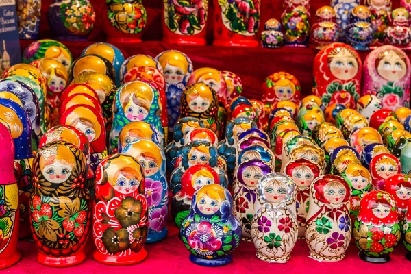 Los rusos coloridas muñecas de madera matryoshka — Foto de Stock