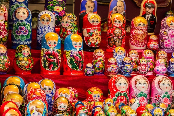 Os russos matryoshka de madeira colorido bonecas — Fotografia de Stock