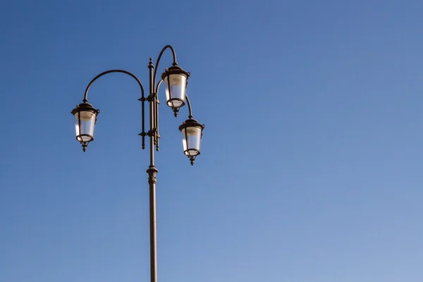 Pouliční lampy ve třech odstínech — Stock fotografie