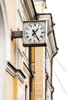 Saat üzerinde istasyon binası Lomonosov St. Petersburg