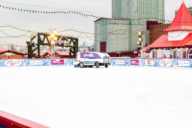 Kırmızı kare sakız buz pateni pisti.