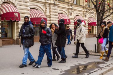 Moskova, Rusya, 7 Mart 2015. Turistler Afrikalı Amerikalılar kırmızı kare.