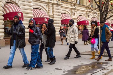 Moskova, Rusya, 7 Mart 2015. Turistler Afrikalı Amerikalılar kırmızı kare.