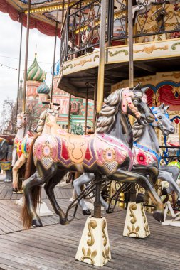 Kızıl Meydan üzerinde fuarında atlıkarınca.