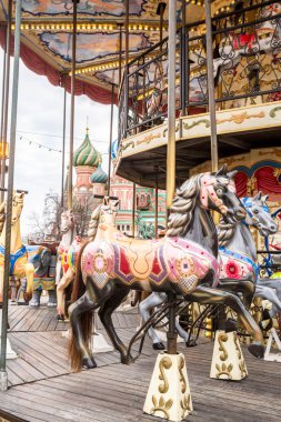 Kızıl Meydan üzerinde fuarında atlıkarınca.