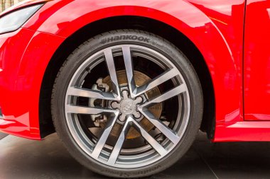 Tekerlekli kırmızı Audi