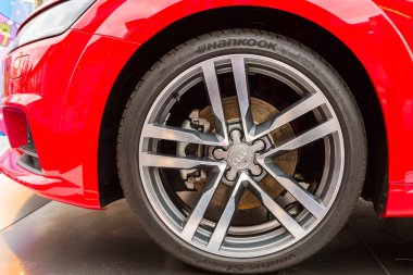 Moskova, Rusya, 7 Mart 2015. Tekerlekli kırmızı Audi.