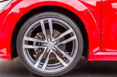 Tekerlekli kırmızı Audi